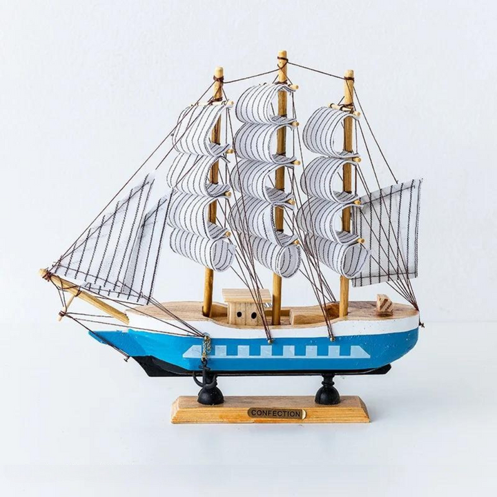 Skanto | Royaleva Nordic Wood Sailboat Sculpture - LED-belyst dekorativt stykke, batteridrevet