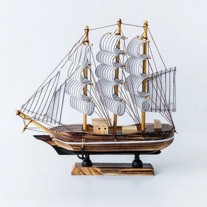 Skanto | Royaleva Nordic Wood Sailboat Sculpture - LED-belyst dekorativt stykke, batteridrevet