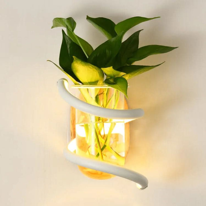 Skanto | LED vegglampe laget av tre med innebygd vaseholder