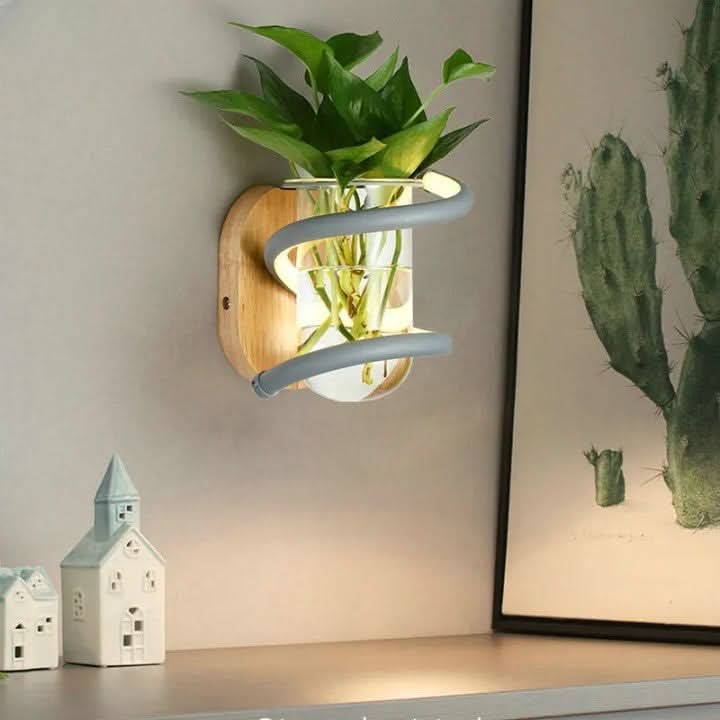 Skanto | LED vegglampe laget av tre med innebygd vaseholder
