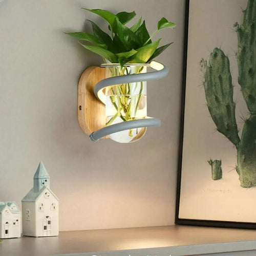 Skanto | LED vegglampe laget av tre med innebygd vaseholder