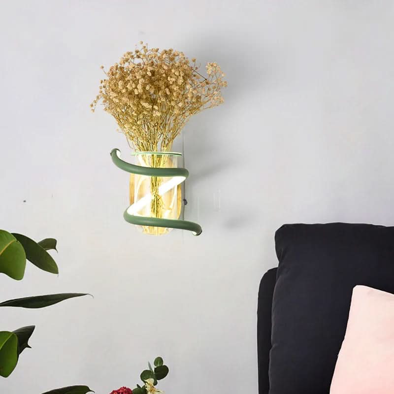 Skanto | LED vegglampe laget av tre med innebygd vaseholder
