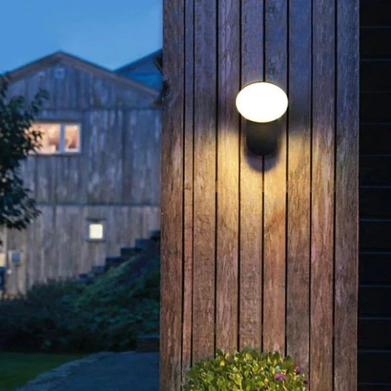 Moderne LED terasselampe med bevegelsessensor - Vanntett utendørs belysning, energibesparende, ideell for terrasse og inngang | Skanto