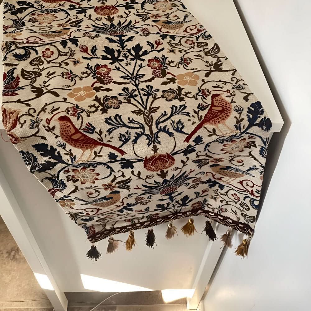 Skanto | Elegant duk med blomster- og fuglemotiv