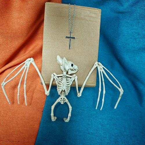 Skanto | SpookySkeleton – Gothic Veggkunst Hengesmykke for Halloween