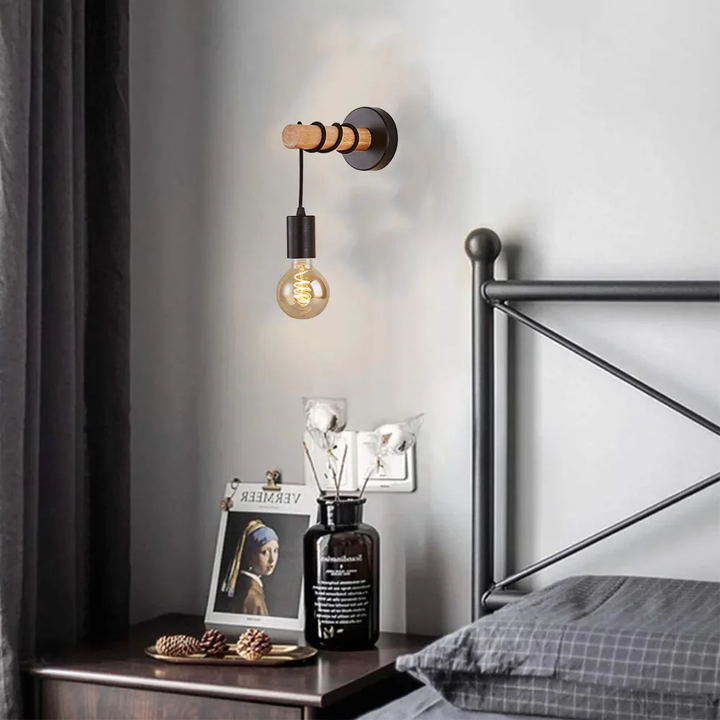 Svart industriell vegglampe med trebase | Skanto