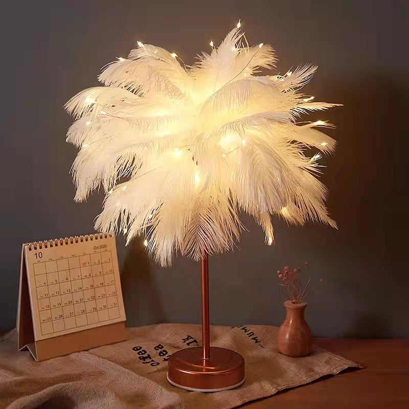 Ostrich Night Light | Eccentrisk Lampe med Fjær & Roségull Base | Skanto