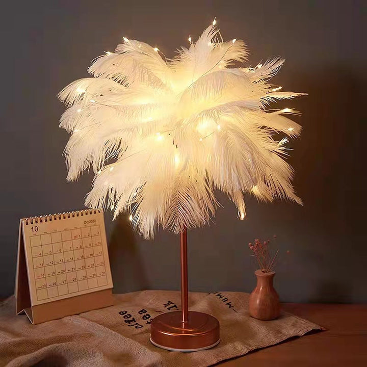 Ostrich Night Light | Eccentrisk Lampe med Fjær & Roségull Base | Skanto