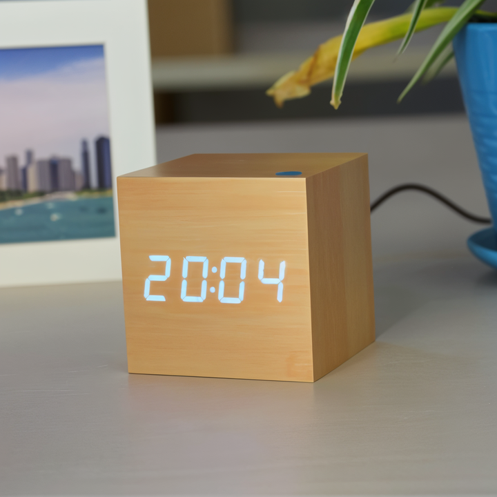 Skanto | Elegant Digital LED Klokke i Tre