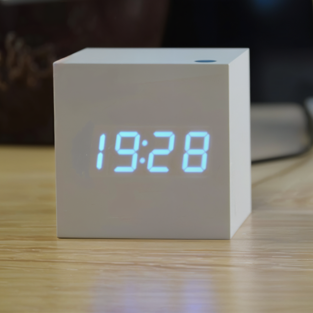 Skanto | Elegant Digital LED Klokke i Tre