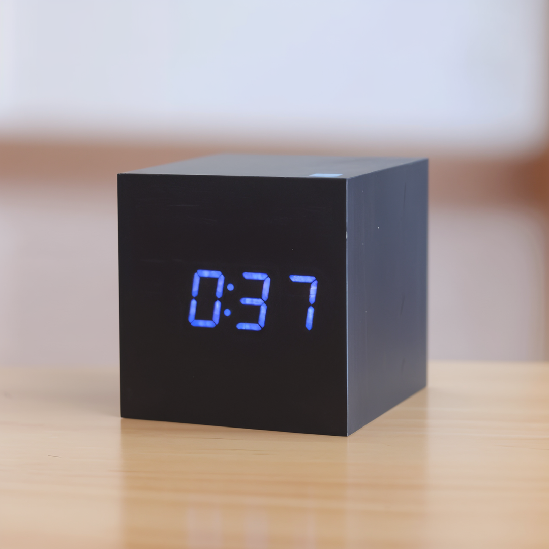 Skanto | Elegant Digital LED Klokke i Tre