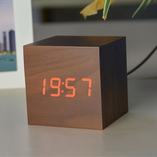 Skanto | Elegant Digital LED Klokke i Tre