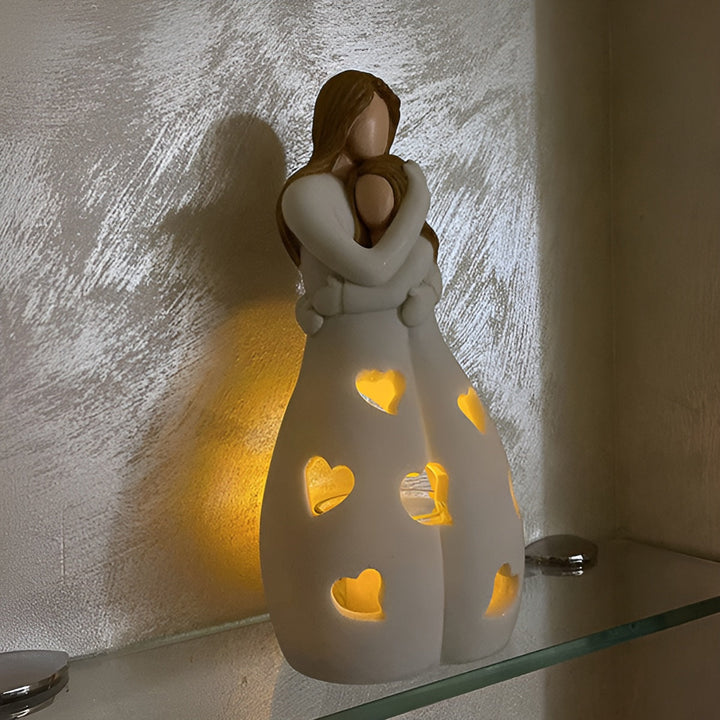 Skanto | Omfavne Mor Datter Figur Flammende Lysestake - LoveGlow