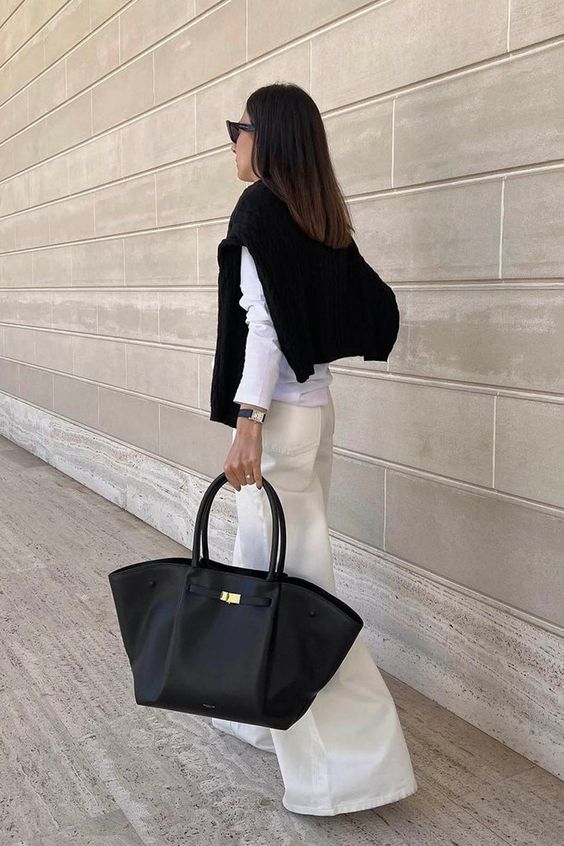 Skanto | Tassa Luksuriøs Overdimensjonert Skulderveske med Gullspenne – Elegant Minimalistisk Tote for Kvinner