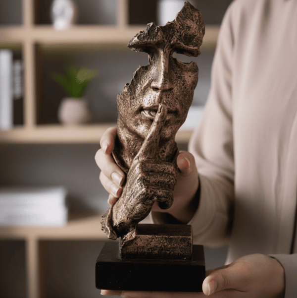 Skanto | ABSTRAKT GULL SKULPTUR – Nordisk Moderne Kunst Dekor for Elegante Interiører