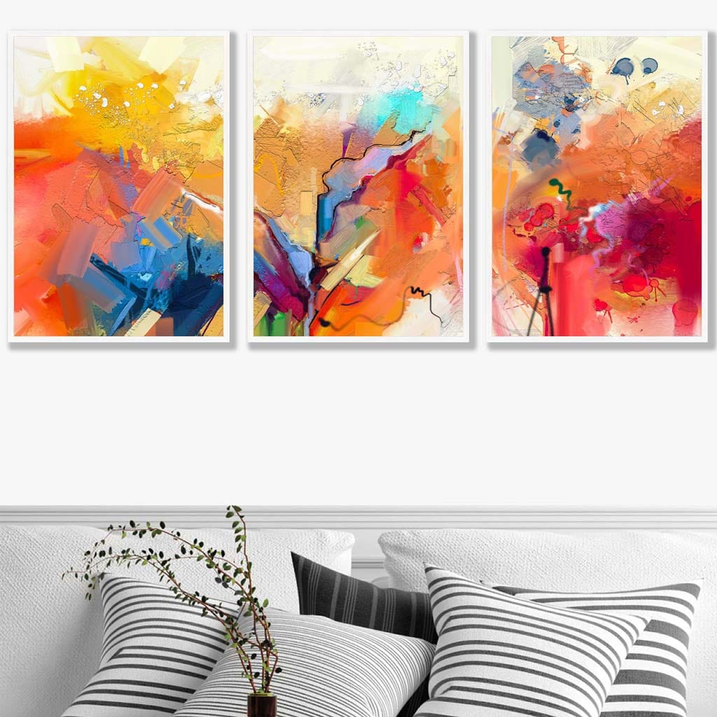 Abstrakt, fargerikt sett med tre veggkunstverk i oransje, rosa og rødt.