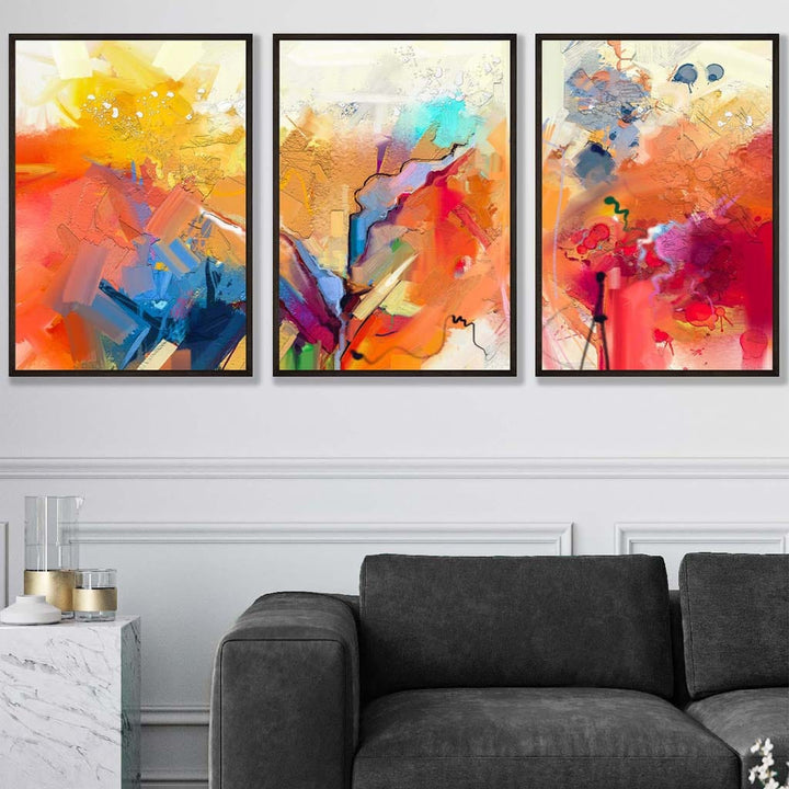 Abstrakt, fargerikt sett med tre veggkunstverk i oransje, rosa og rødt.