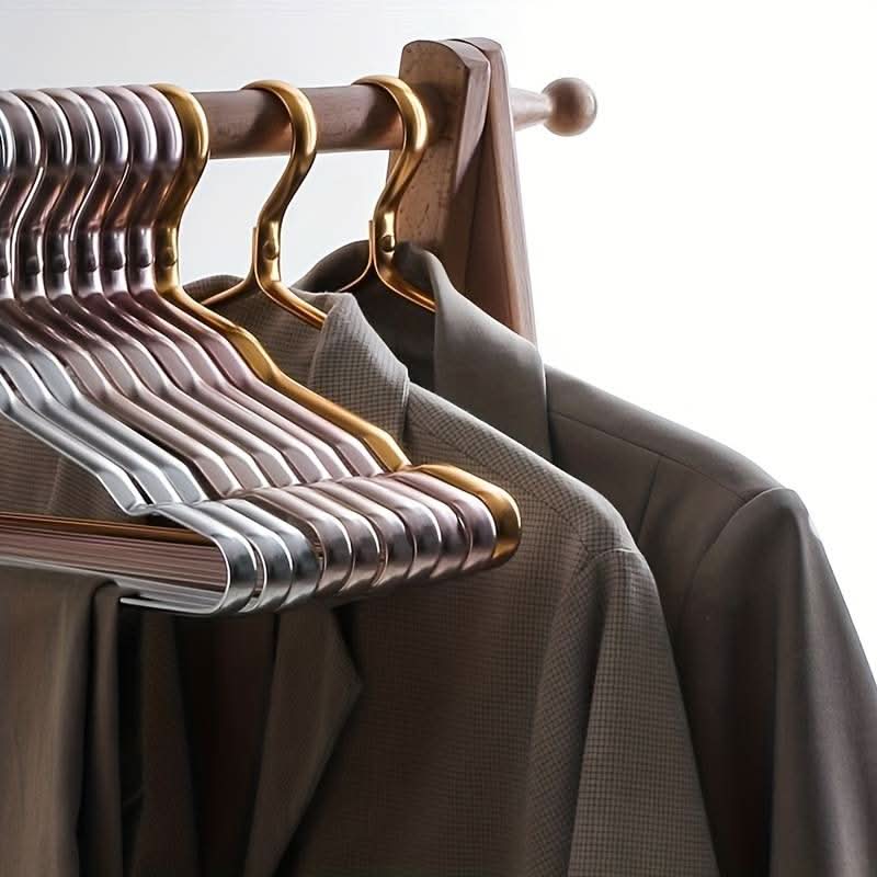 Hochwertige Kleiderbügel fra Messing for elegante Garderobe