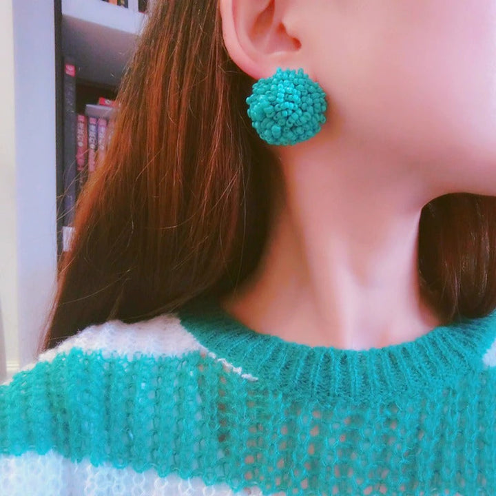 Skanto | Lys og morsom håndlaget multicolor perle pompom stud øredobber