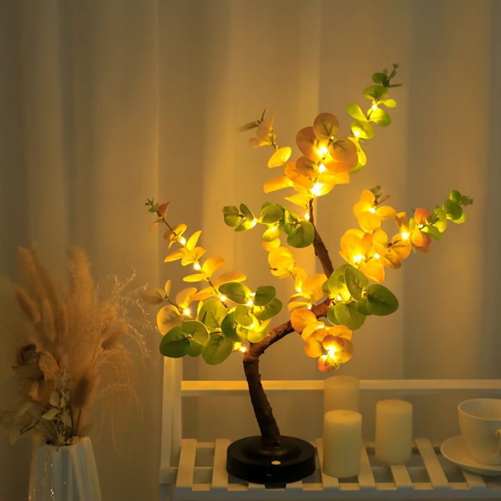 EucalyptusGlow Tre - LED Bonsai Lampe med Oppladbar Drive Skanto