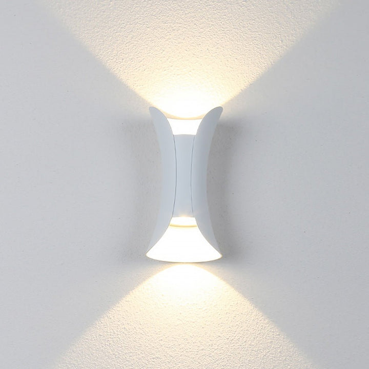 Skanto | Elegant Vanntette LED-lamper med Buet Form for Hagen
