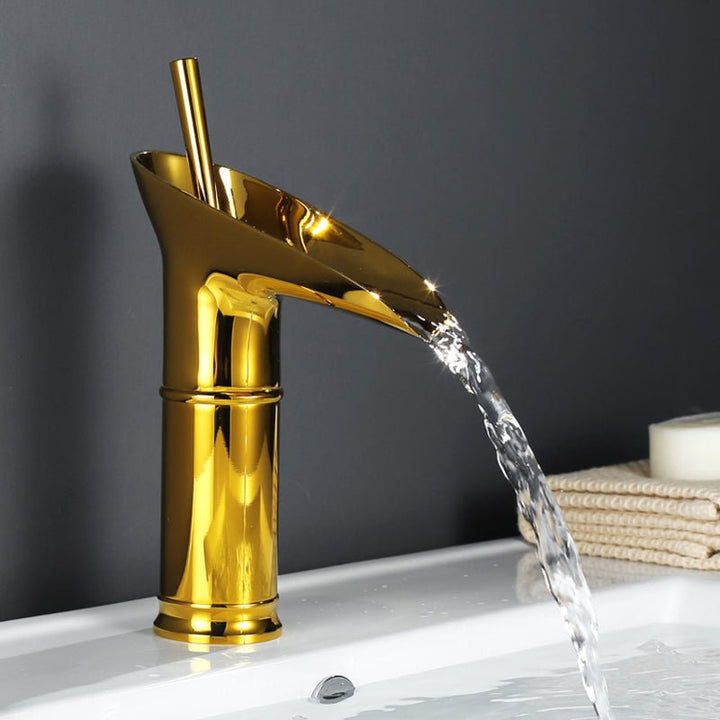 Skanto | AquaFalls – Antikk vannfall-bassengkran i messing med bronsefinish