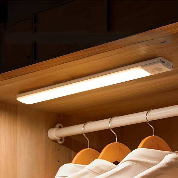 Skanto | Ultra-Tynn LED GlowLight – USB Oppladbar Bevegelsessensor Skaplys med Magnetisk Bakside for Kjøkken, Garderobe eller Klær