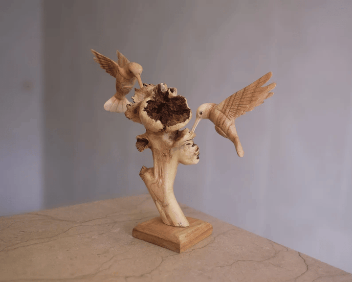 Skanto | Kolibri som spiser på en blomst, Håndlaget skulptur