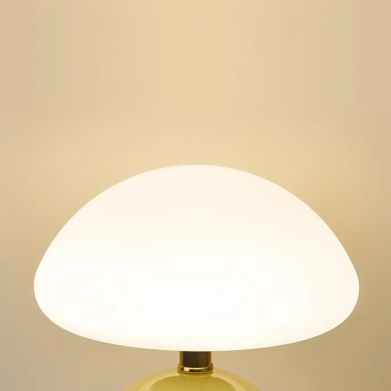 Moderne nattbordlampe med mykt, varmt hvitt lys - Stilfull belysning for soverom og stue | Skanto