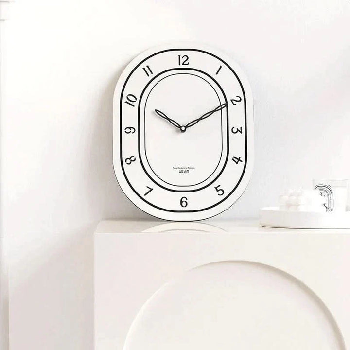 Skanto | Stille oval veggklokke med romerske tall design