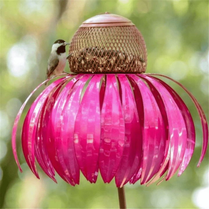 Skanto | BloomFeast – Elegant kjegleformet mater som blander seg med hageblomster.