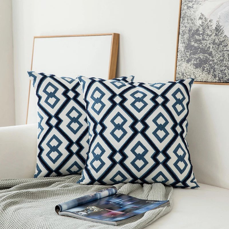 Skanto | Blå brodert dekorativ pute med ornament mønster