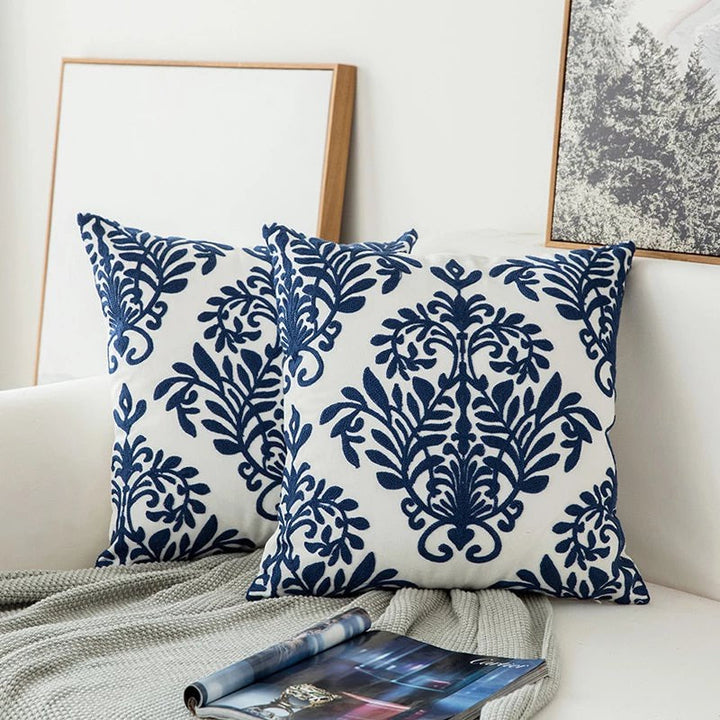 Skanto | Blå brodert dekorativ pute med ornament mønster