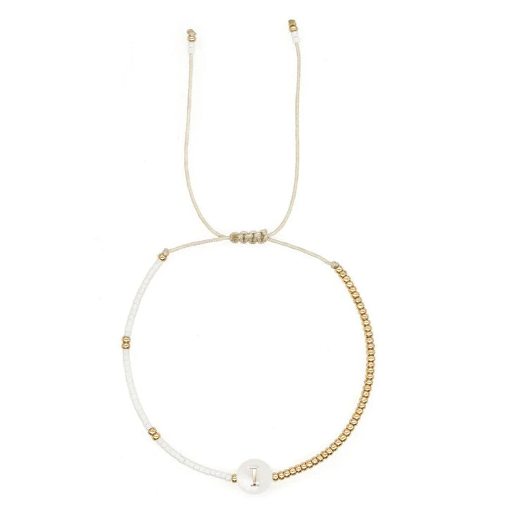 Skanto | Boho Hvit & Gull Perlebrev Initial Perlearmbånd