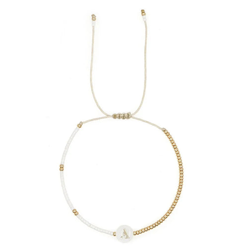 Skanto | Boho Hvit & Gull Perlebrev Initial Perlearmbånd