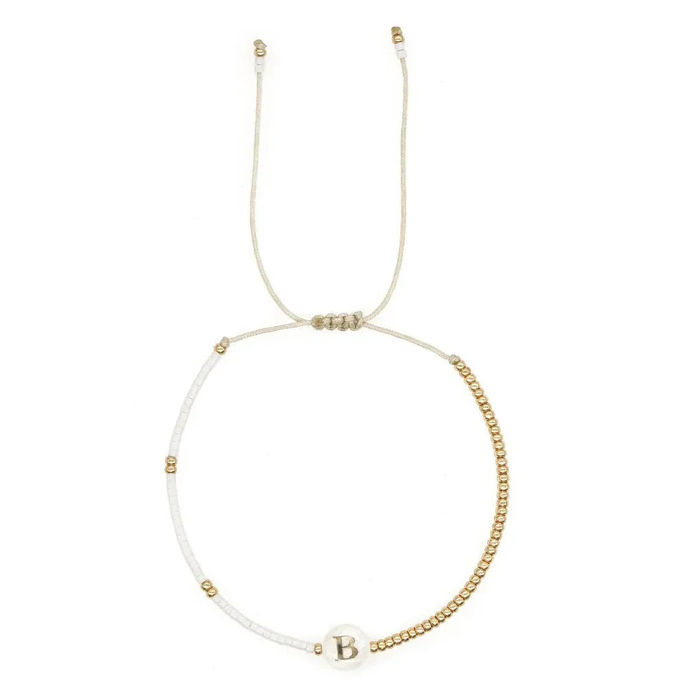Skanto | Boho Hvit & Gull Perlebrev Initial Perlearmbånd