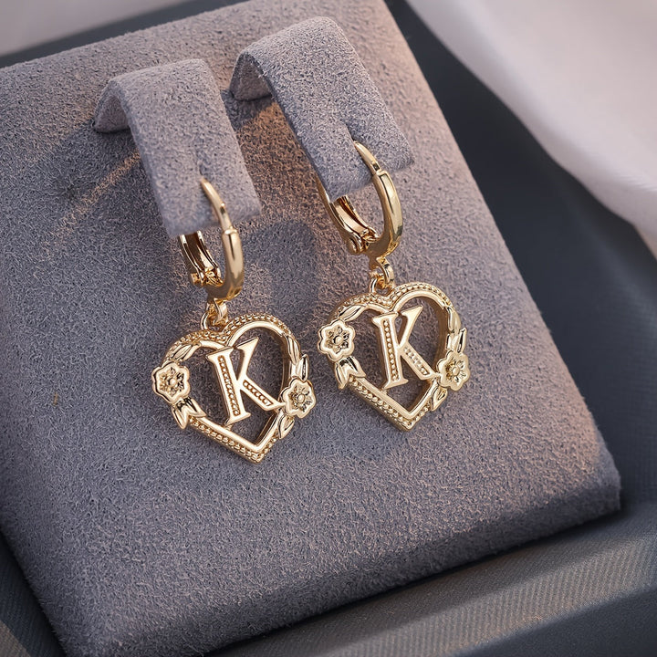 Skanto | Delikat Initial Bokstav Hjerte Hoop Øredobber