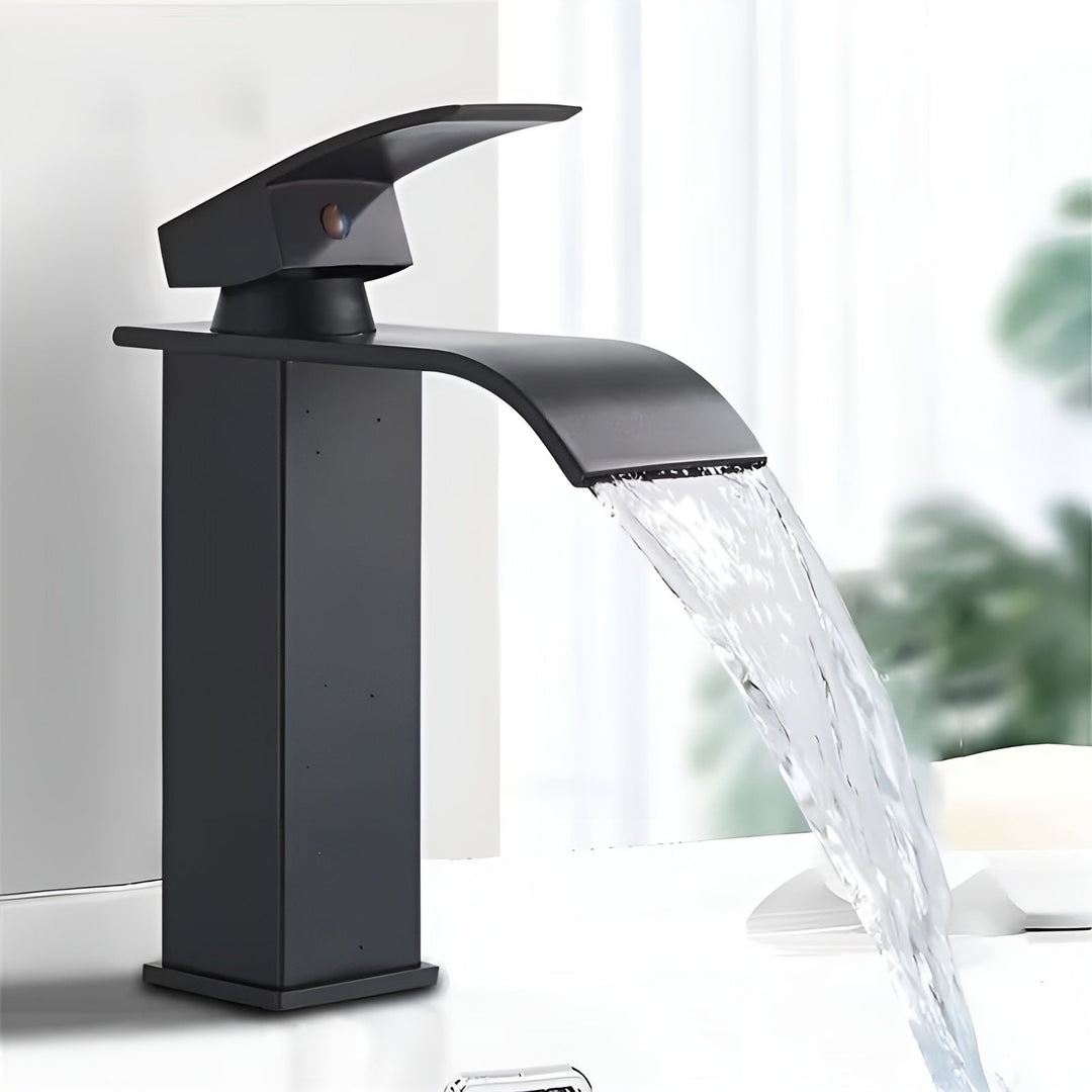 Blandebatteri i rustfritt stål for servant – fossefallstut med varmt og kaldt vann | Etthulls blandebatteri i Skantoack-design for badet
