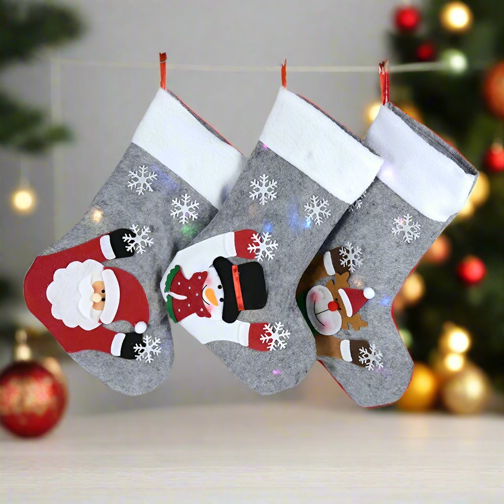 Skanto | Julestrømper med LED-lamper - Snømann, Julenisse, Elg og Bjørn Design Perfekt for å legge festlig stemning til peisen eller juletreet!