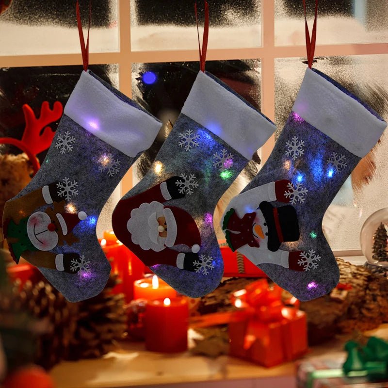 Skanto | Julestrømper med LED-lamper - Snømann, Julenisse, Elg og Bjørn Design Perfekt for å legge festlig stemning til peisen eller juletreet!