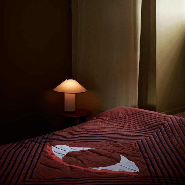 Bordlampe med tekstilskjerm – Lunara | Skanto