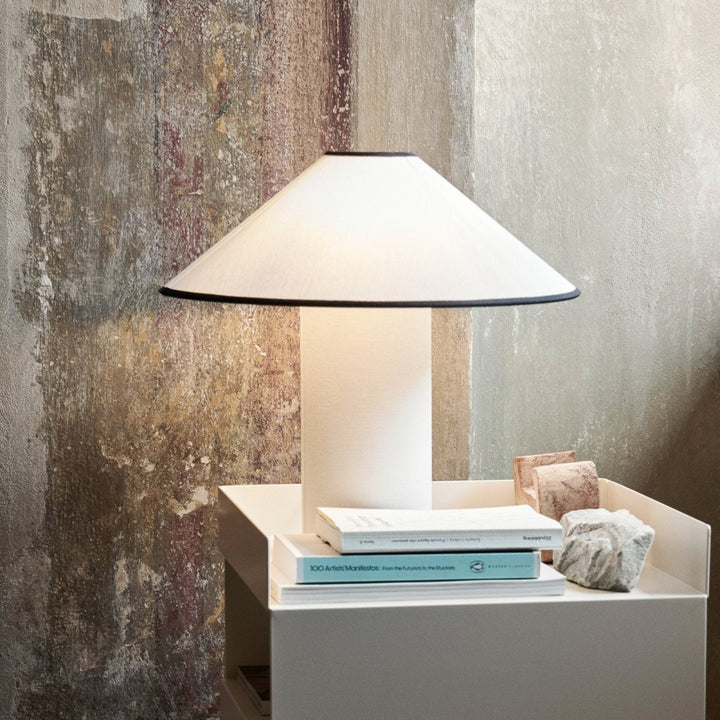 Bordlampe med tekstilskjerm – Lunara | Skanto