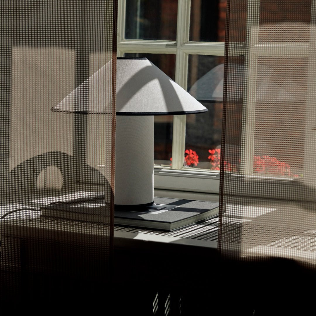 Bordlampe med tekstilskjerm – Lunara | Skanto
