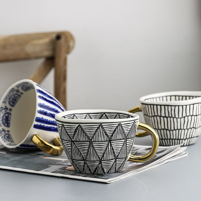 Skanto | Cup med abstrakt geometrisk mønster og gullhåndtak