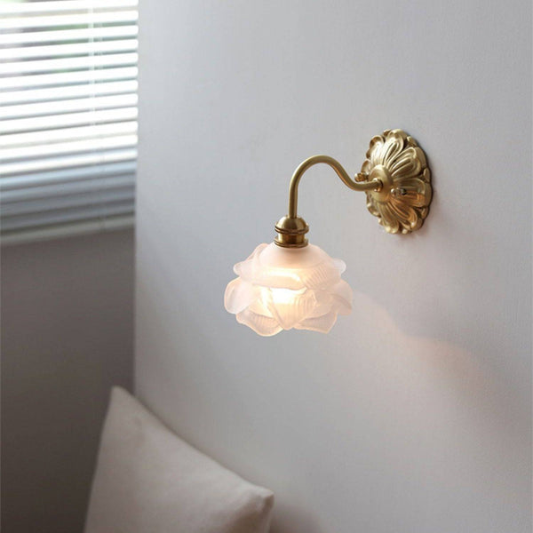 Skanto | Dekorativ vegglampe med buet arm og glasskjerm