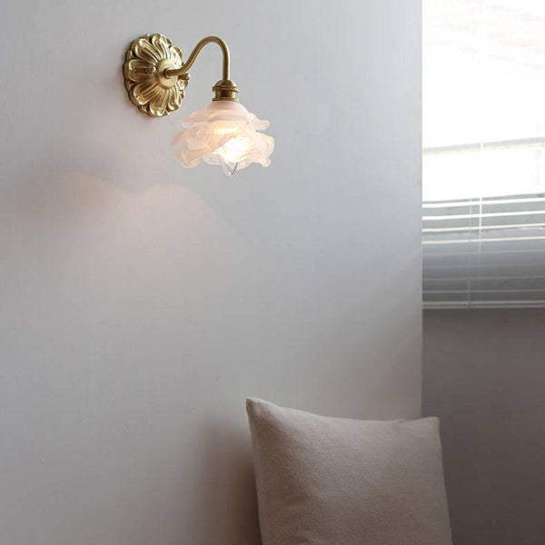 Skanto | Dekorativ vegglampe med buet arm og glasskjerm