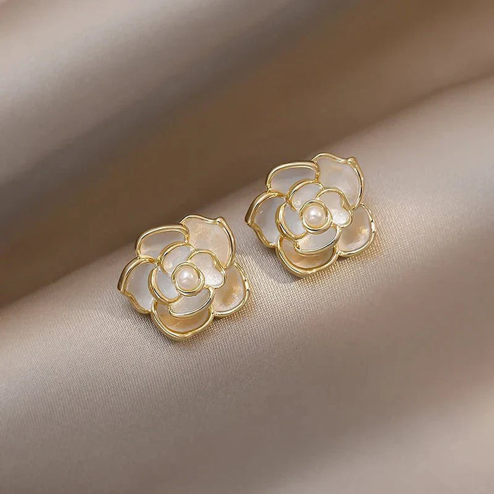 Skanto | Sarte hvite kamelia blomsterdekorasjon, øredobber, ring