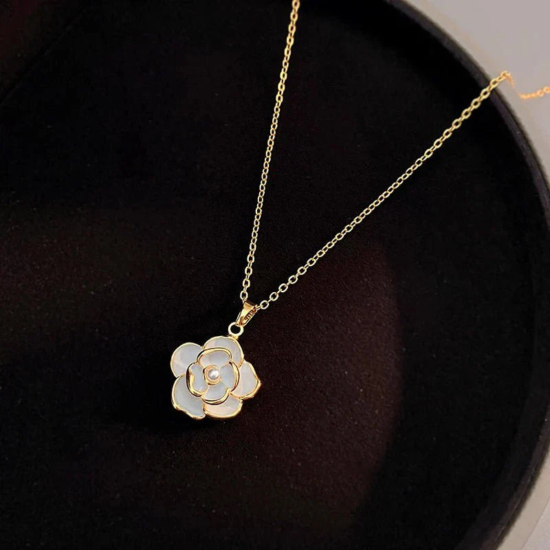 Skanto | Sarte hvite kamelia blomsterdekorasjon, øredobber, ring