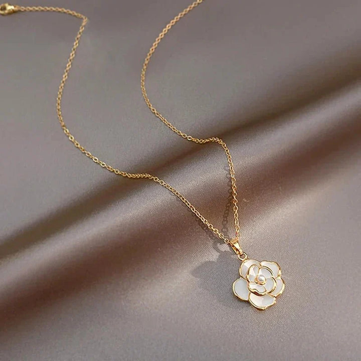 Skanto | Sarte hvite kamelia blomsterdekorasjon, øredobber, ring