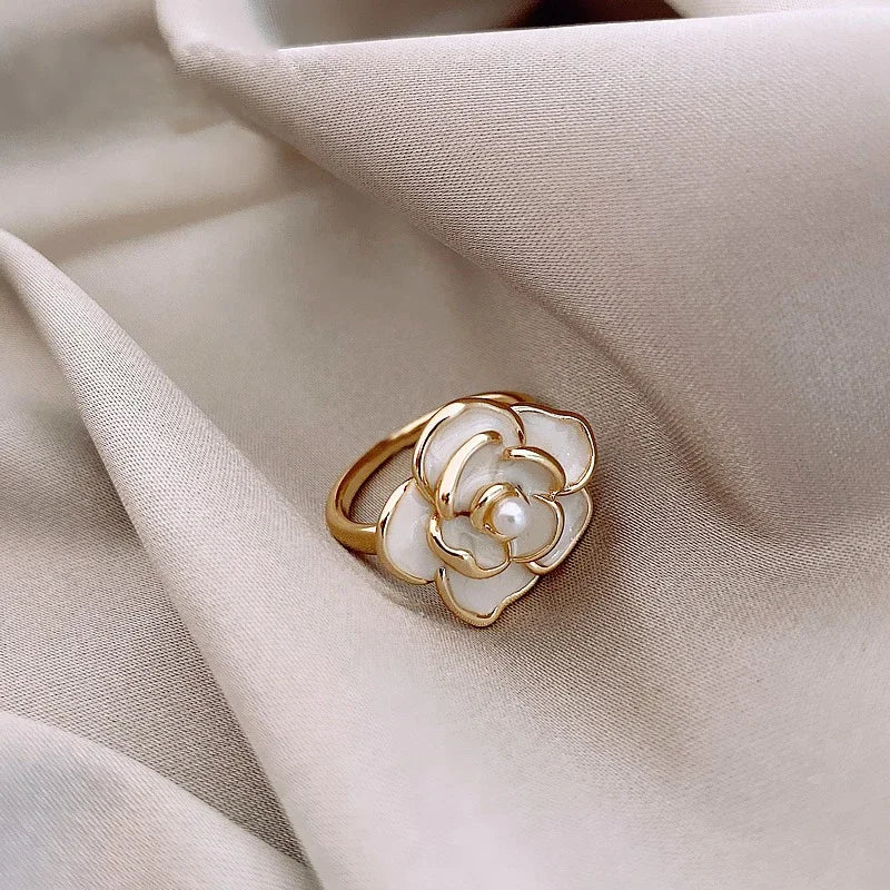 Skanto | Sarte hvite kamelia blomsterdekorasjon, øredobber, ring
